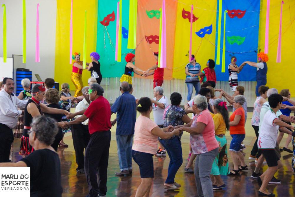 #Pracegover. Fotografia. Muitos idosos dançam em aula de carnaval.