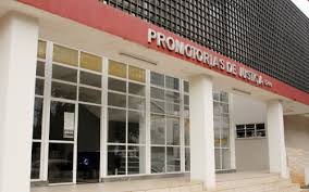 Foto: Secom Toledo. #Pracegover: Fotografia. a imagem ilustra a fachada frontal do ministério publico de Toledo, que consiste em um prédio de dois pavimentos pintado na cor branca na parte inferior, janelas comem vidro transparente com aberturas brancas.
